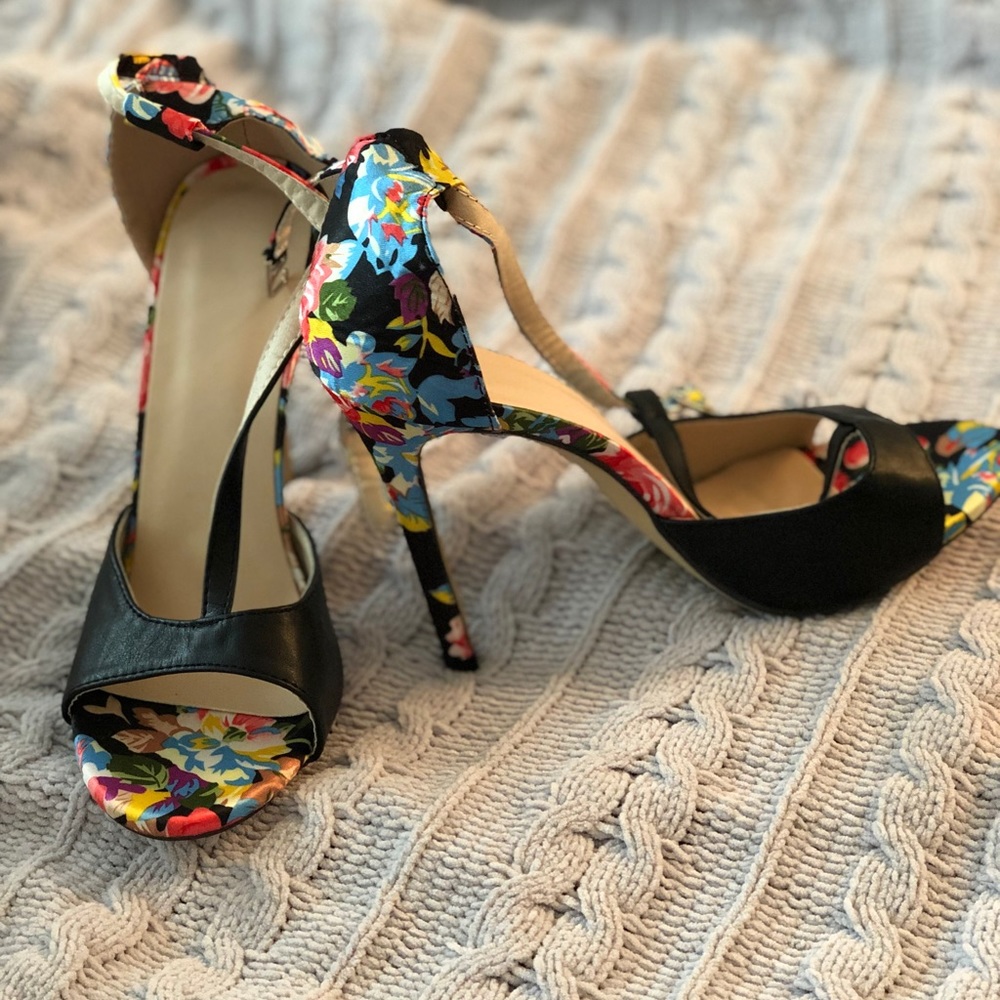 Floral pump sandals